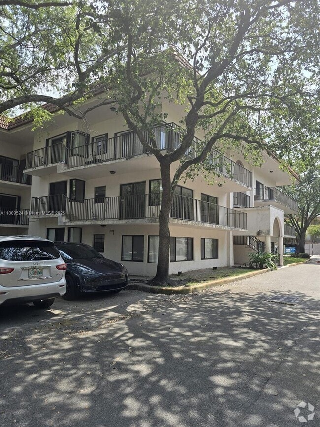 Building Photo - 4705 SW 62nd Ave Unit 201 Rental