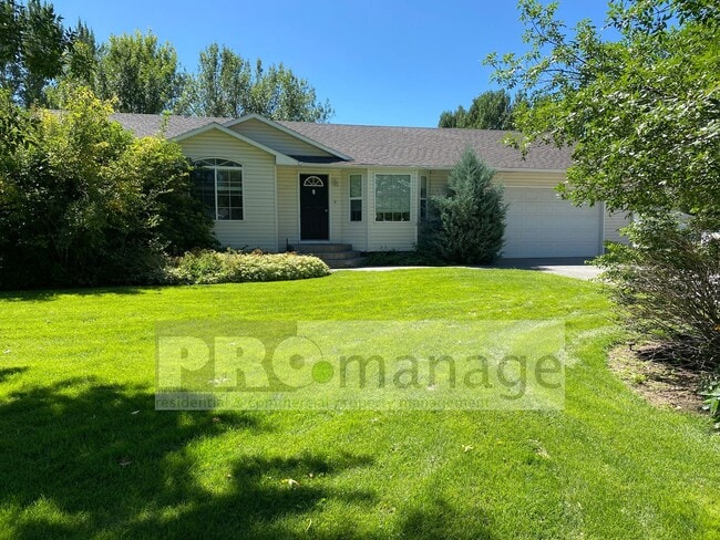 Building Photo - 5 bedroom / 3 bathroom Single Family Home
