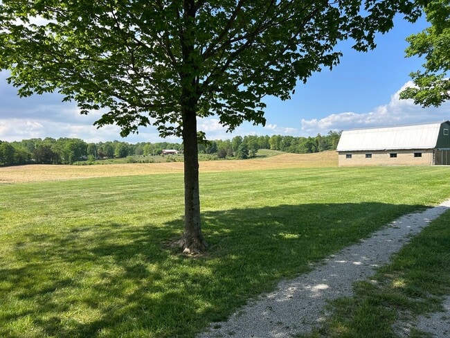 Building Photo - Country Living at Its Finest!