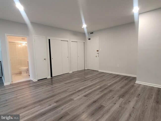 Building Photo - 135 S 19th St Unit 901