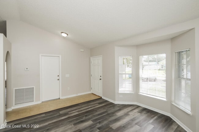 Photo - 933 Carver Rd SE