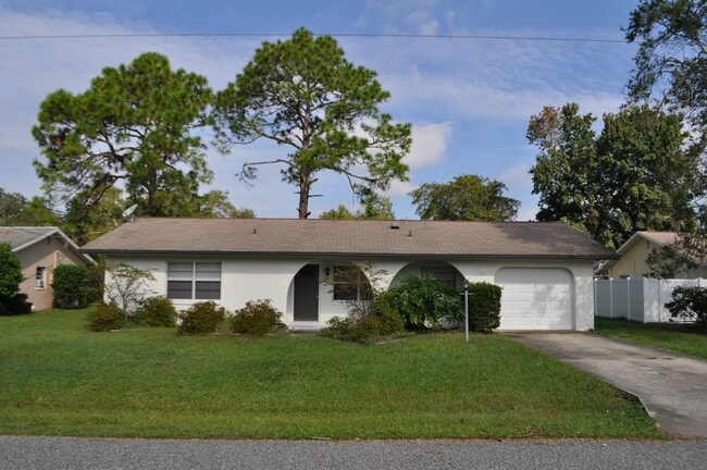 Building Photo - Quaint Home with all Tile floors