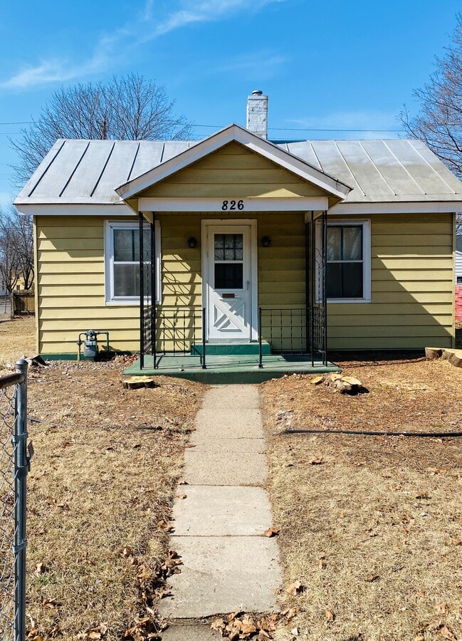 Photo - 826 7th St S