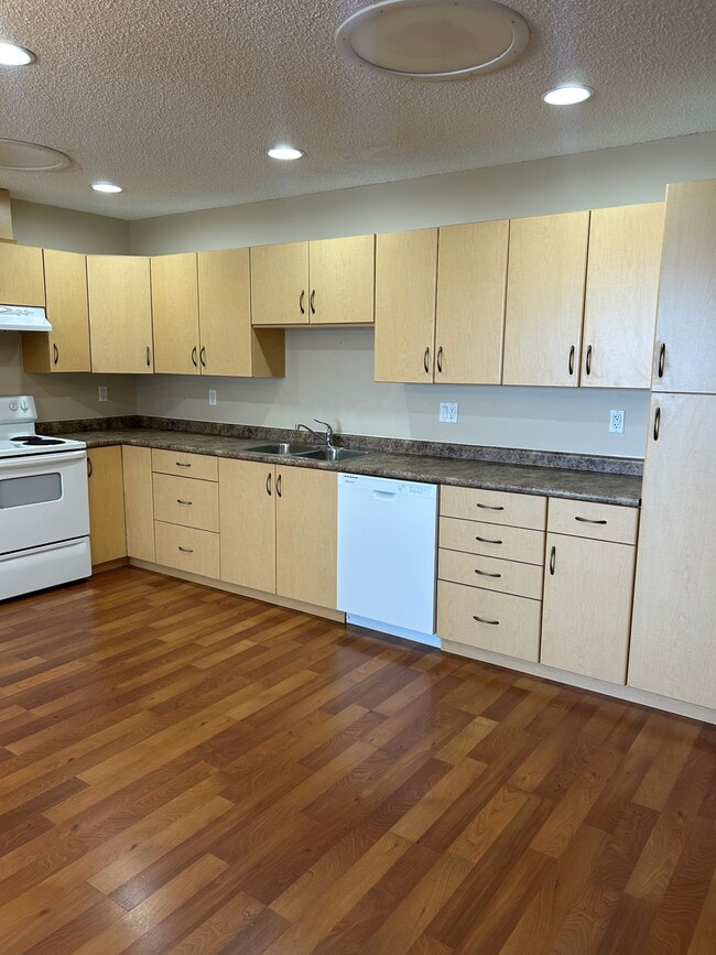 Photo - 8112-8196 96 Ave