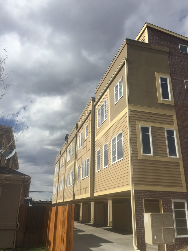Building Photo - 2943 Lawrence St