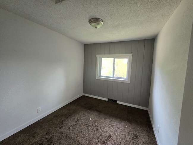 Building Photo - 3 bed 1 bath w/ fireplace! Rental