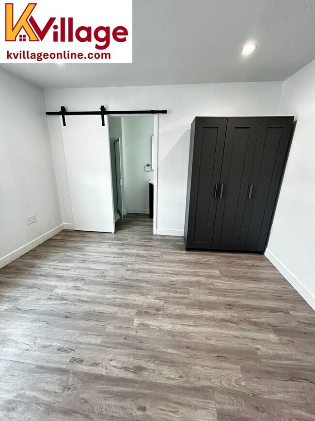 1528 1/2 W 36TH PL - 304 (unfurnished)