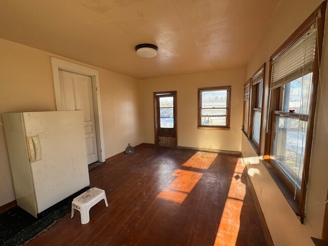 Sunroom - 10 E Nelson St