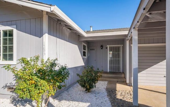 Building Photo - Spacious 3 Bedroom with large yard