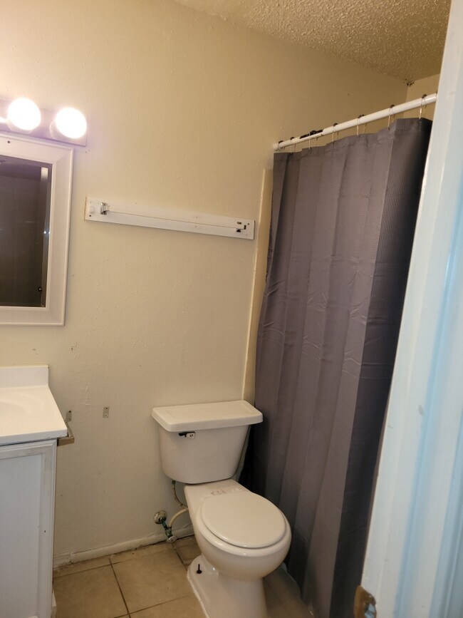 Photo - 8327 Ned Ave Unidad D