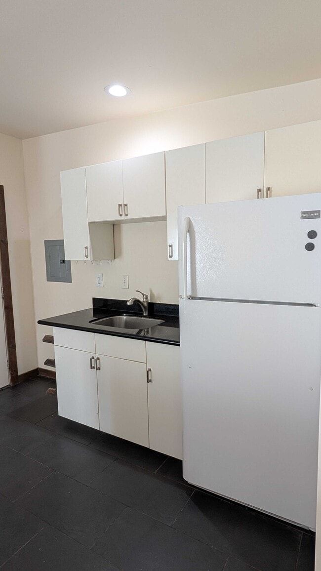 Photo - 405 N Cloverdale Blvd