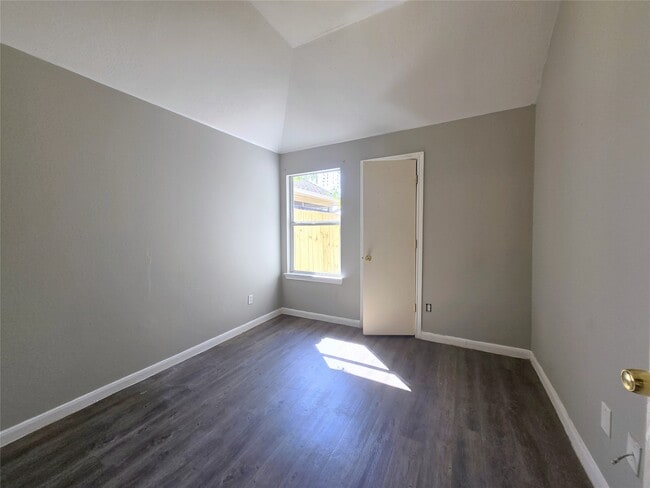 Building Photo - 811 Forest Hillside Ln Rental