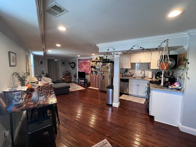 Building Photo - 142 Centre St Unit 1