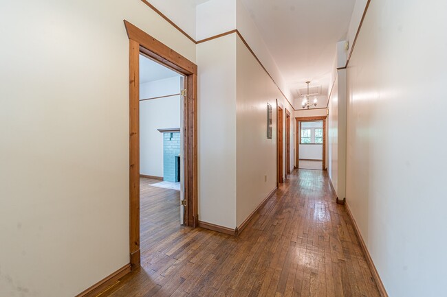 Building Photo - 801 Phillips Ave Unit # 2