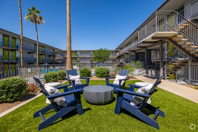 2 Private Courtyards - Seventh Apartments