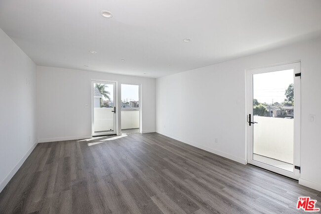 1434 W 9th St