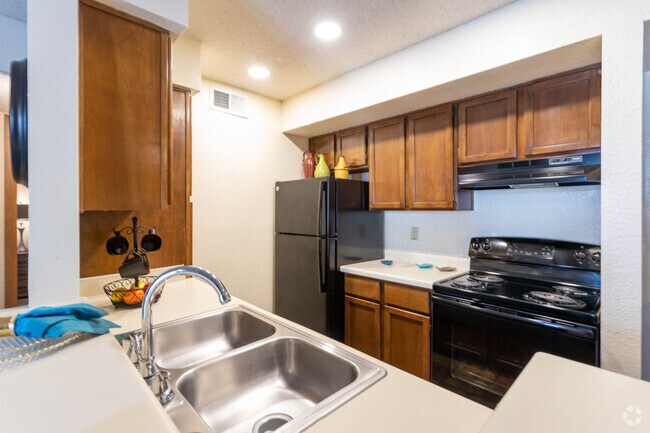 2BR, 2BA - 908 SF