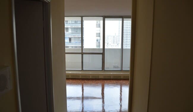 Photo - 555 Sherbourne St