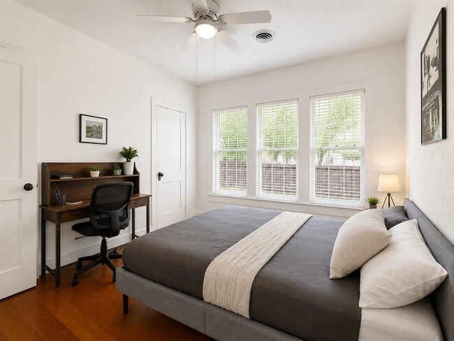Photo - 404 W 43rd St