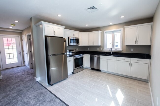 Building Photo - 55 Summer St