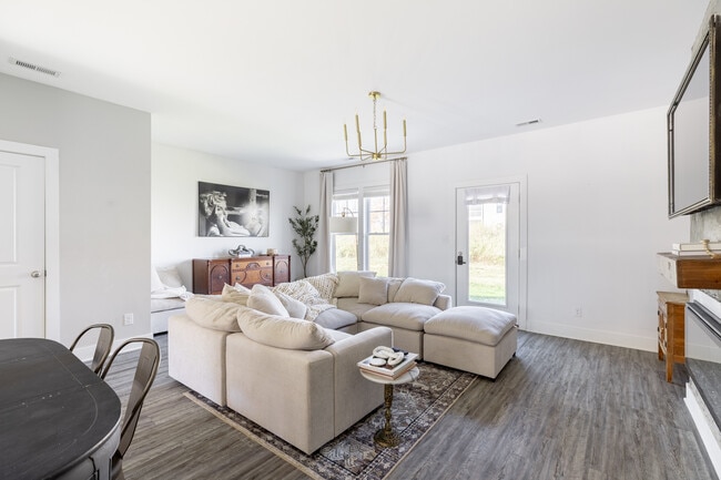 Photo - 71 Warwick Dr