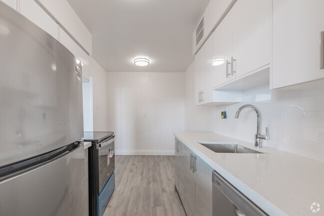 1BR, 1BA - 850SF - Kitchen - 10, 40, 50 Carabob Ct