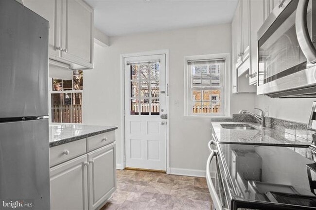 Charming 1-Bedroom Townhouse with 2 Full Baths in Arlington