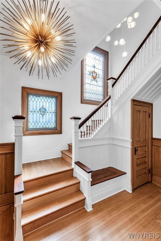 Photo - 887 W Ferry St