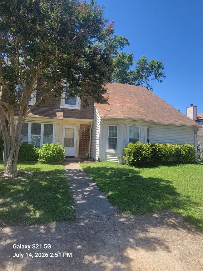 Building Photo - 2 bedroom, 1.5 bathrooms townhouse in Virginia Beach