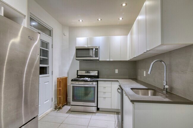 Building Photo - 3710 Chem. Queen Mary Unit 6