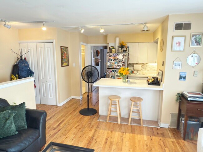 Photo - 715 W Diversey Pky Unidad 3