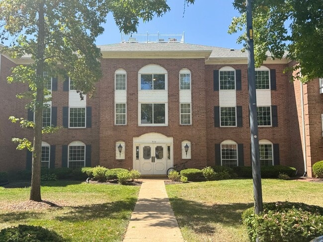 Building Photo - Spacious Well Kept Condo in West County (B...