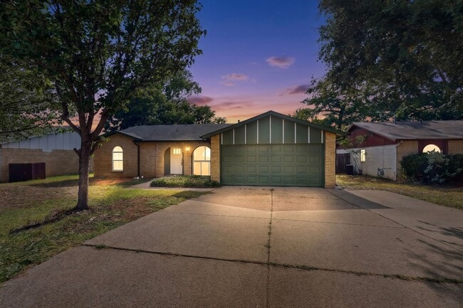 Building Photo - Arlington Gem Waiting On You!!!