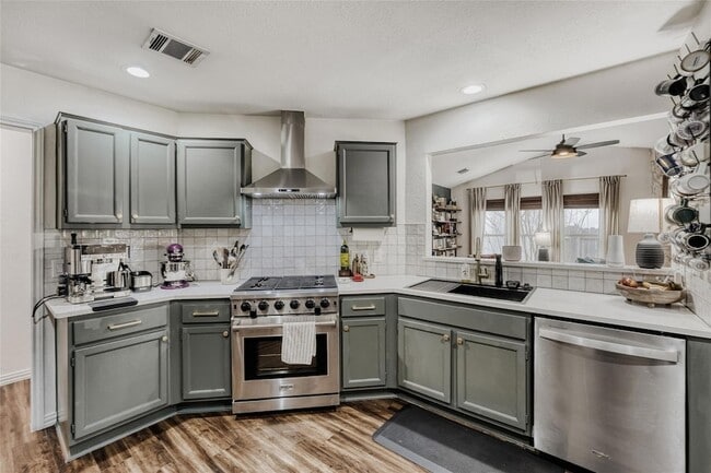 Photo - 916 Great Britain Blvd