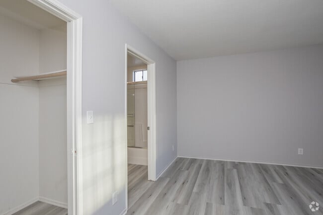2BR, 2BA - 1000 SF