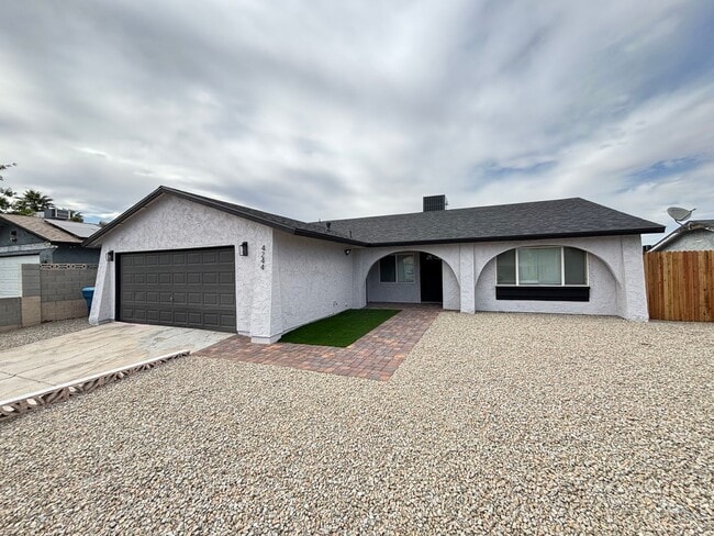 Beautiful 3Bed/2Bath Home located in South... - Beautiful 3Bed/2Bath Home located in South...