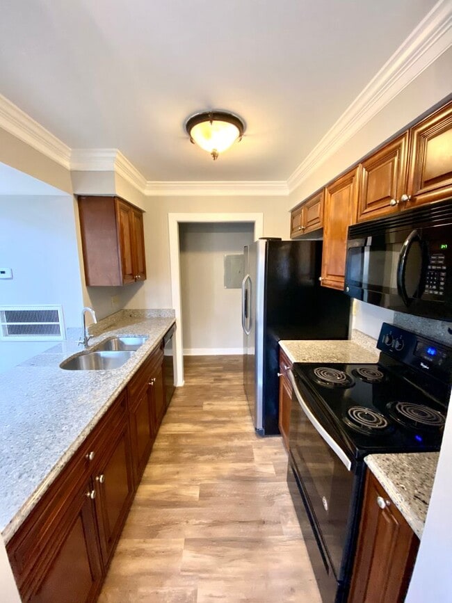 Building Photo - Beautiful condo