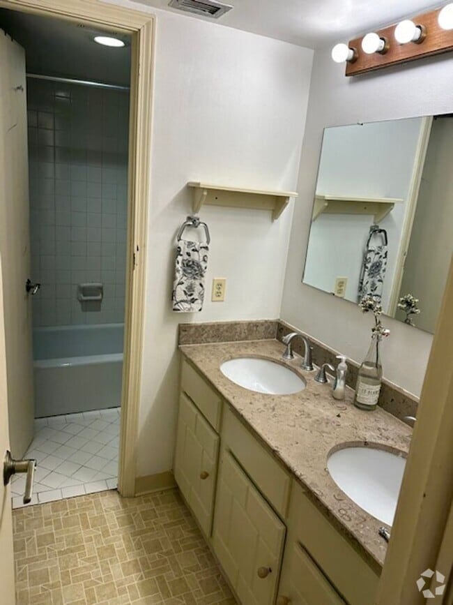 Building Photo - Spanish Towers 2 bed/1bath Unit Tunner Condos