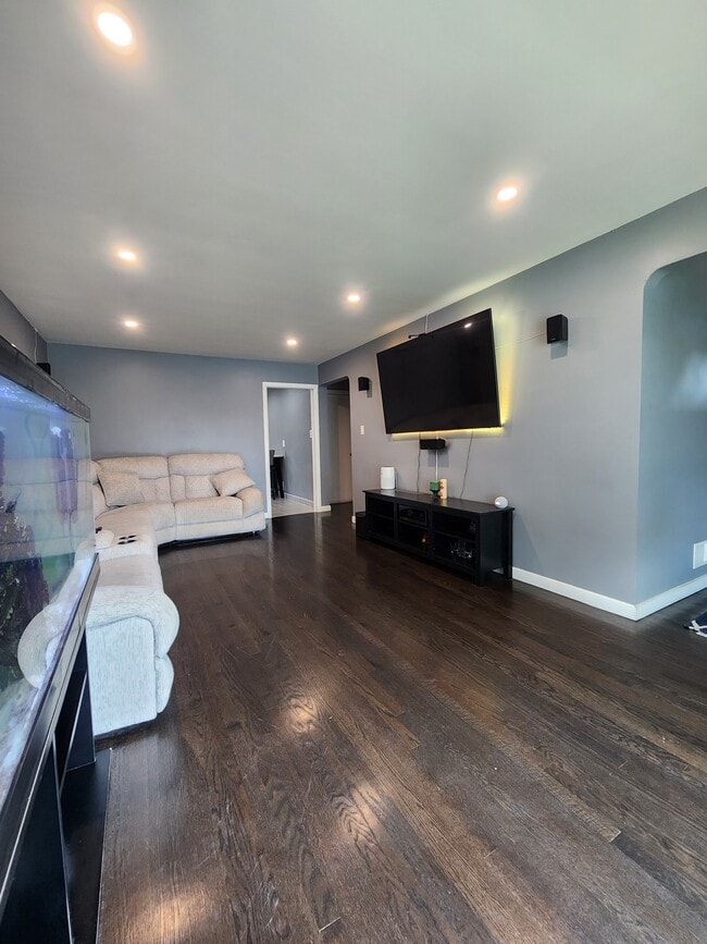 Living Room - 6751 S Kilbourn Ave