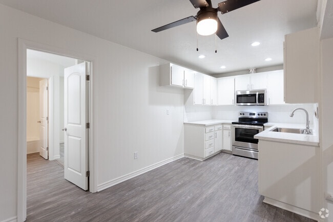 1BR, 1BA - 750 SF