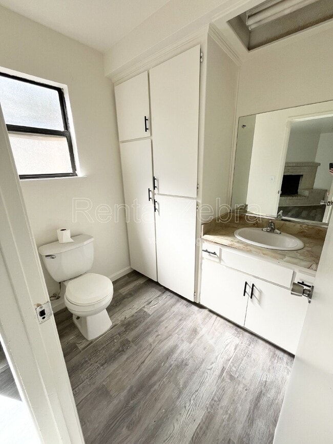Photo - 244 W 19th St Unidad B