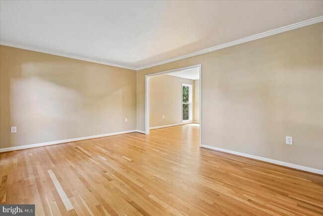 Photo - 1710 Chesterford Way