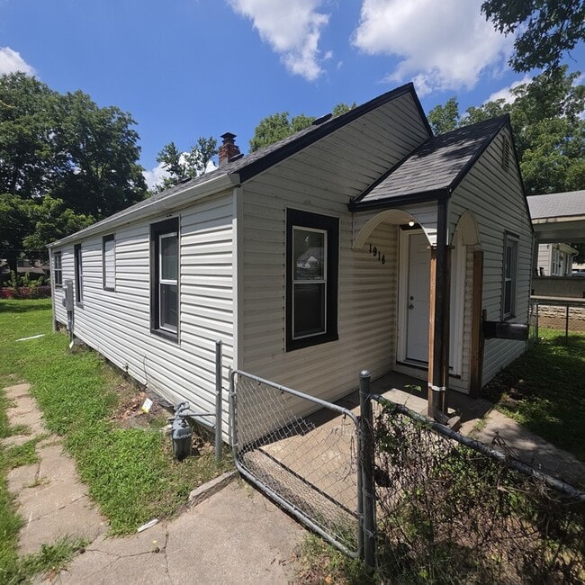 Cozy 3 bedrooms and 1 full bath home located on S Willow Ave in Independence, MO