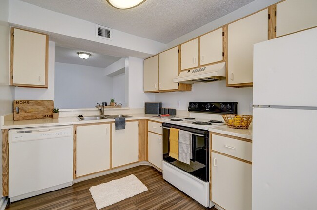 Tuscany Pointe at Somerset Place Apartment Homes