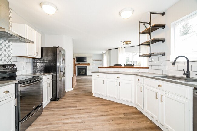 Photo - Updated 4 bedroom home in Devonshire neighborhood!