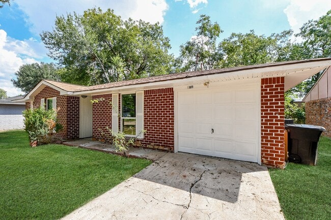 Building Photo - 5811 Greencraig Dr
