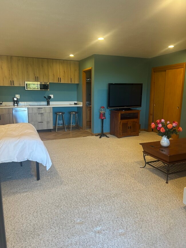 Building Photo - 3 Ridgecrest Ct Unit Furnished studio Rental
