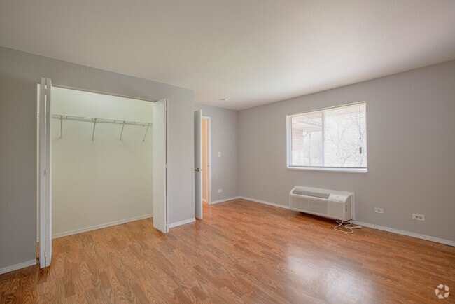 2BR, 1BA - 900SF
