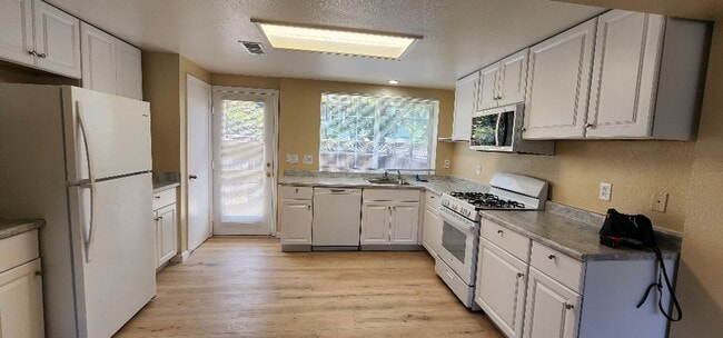 Photo - Nice Condo 2 Bedroom 1 Bath Off Street Parking in Great Area Valljeo