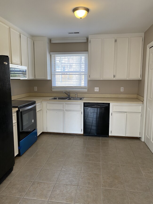 New Appliances, large open kitchen with pantry closet & w&d closet - 722 Branniff Drive Townhome